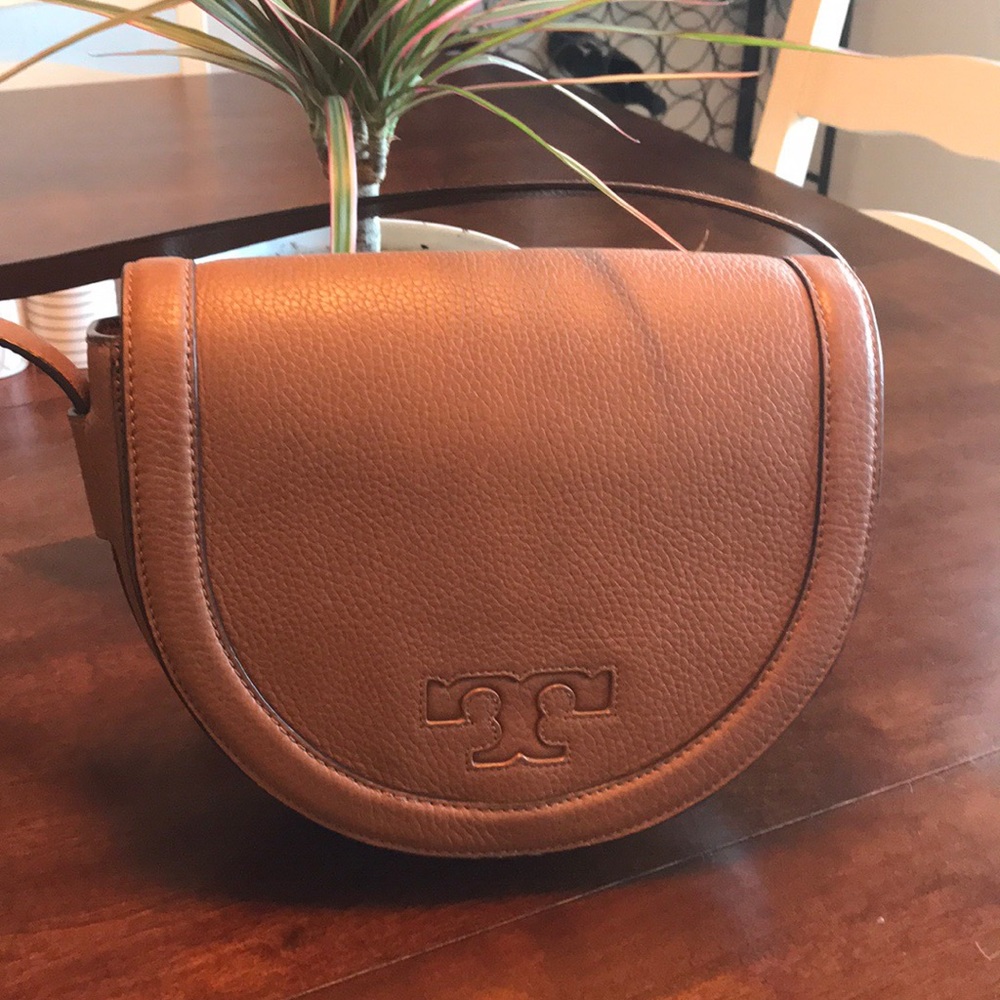 Tory Burch serif t saddle bag crossbody in bark